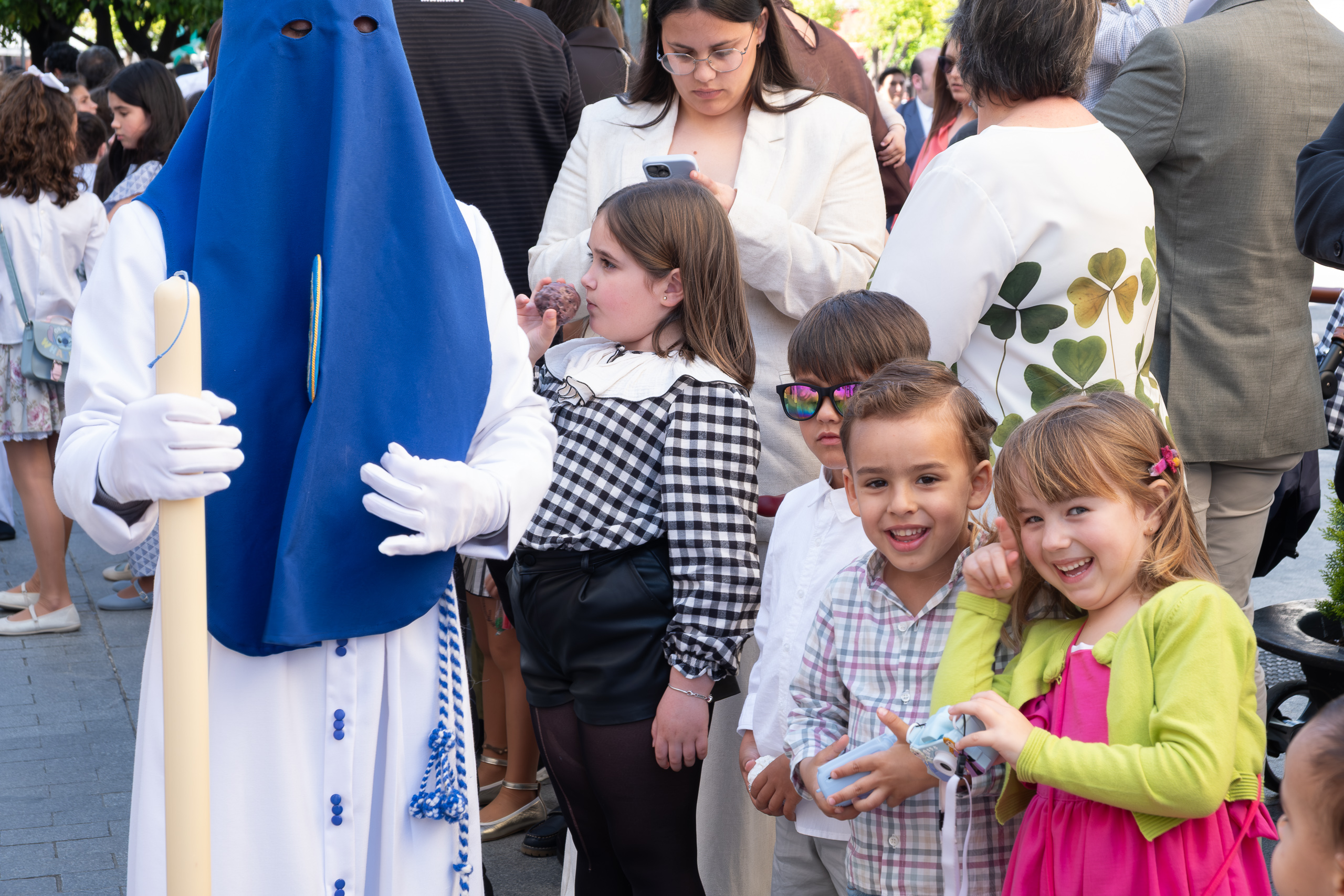 Kinder neben einem Nazareno – neugierige Blicke auf die Prozession